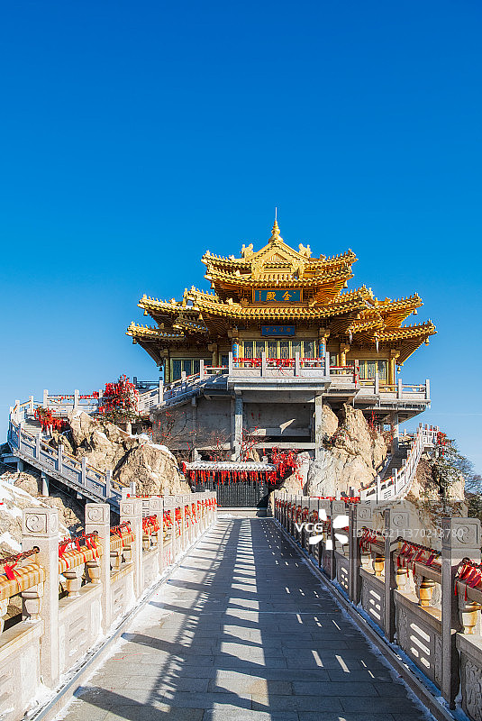 河南洛阳栾川老君山金顶道观群金殿冬季户外风光图片素材