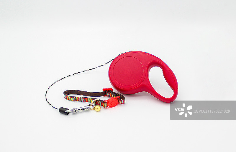 宠物用品狗自动牵引绳手部特写安装使用示范狗绳狗项圈牵引绳图片素材