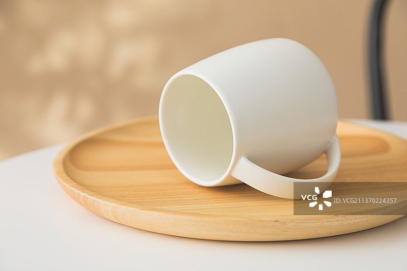 桌子上的陶瓷马克杯图片素材