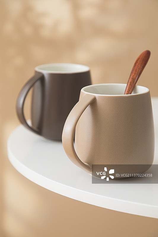 桌子上的陶瓷马克杯图片素材