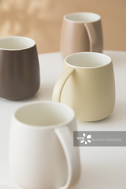 桌子上的陶瓷马克杯图片素材