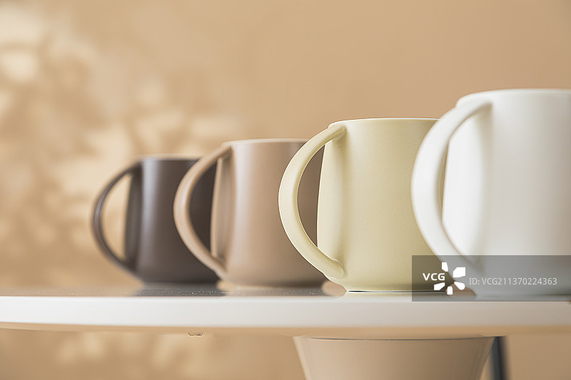 桌子上的陶瓷马克杯图片素材