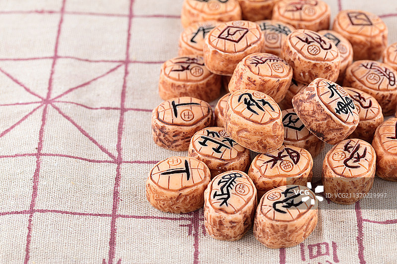 一堆中国象棋棋子在棋盘上图片素材