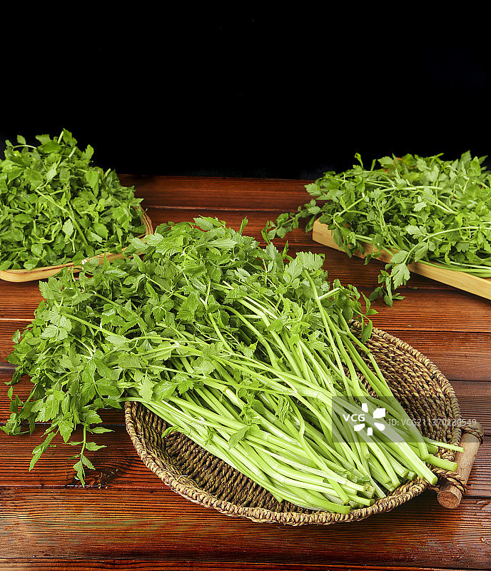 篮子里装着水芹图片素材
