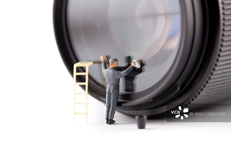 专业的清洁人员在擦镜头镜片图片素材