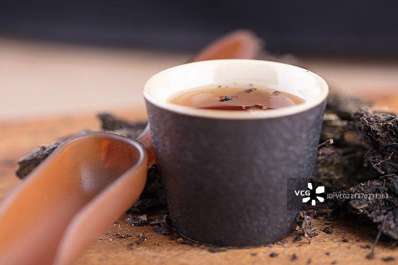 泡好的一杯茶在黑茯茶中间图片素材