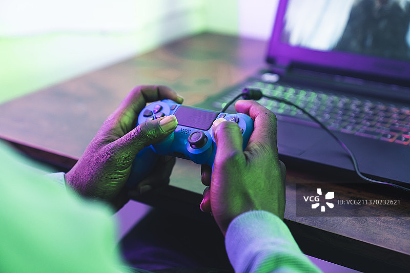 蓝色游戏手柄操纵杆笔记本电脑特写图片素材