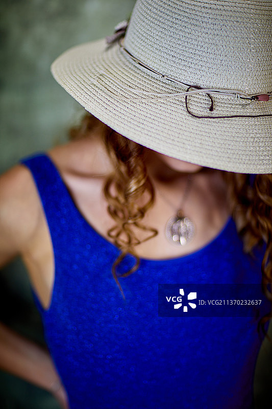 戴帽子的金发美女图片素材