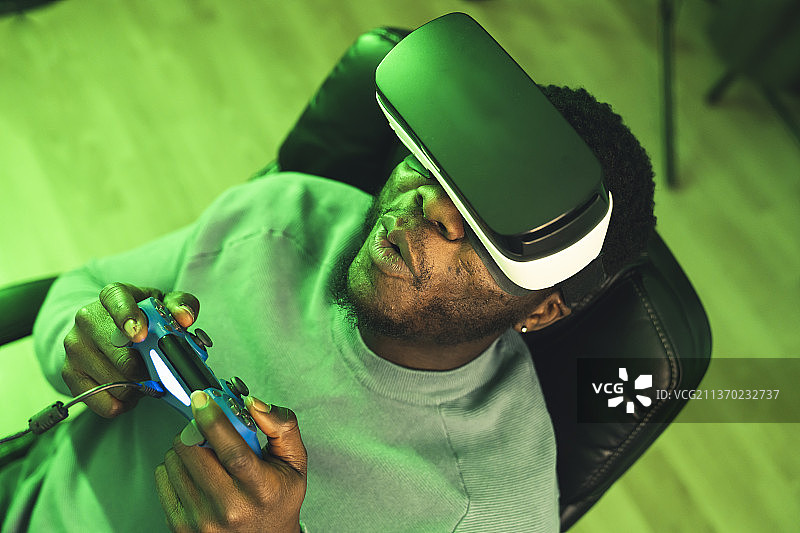 惊讶的非裔美国黑人男子在玩最新游戏图片素材