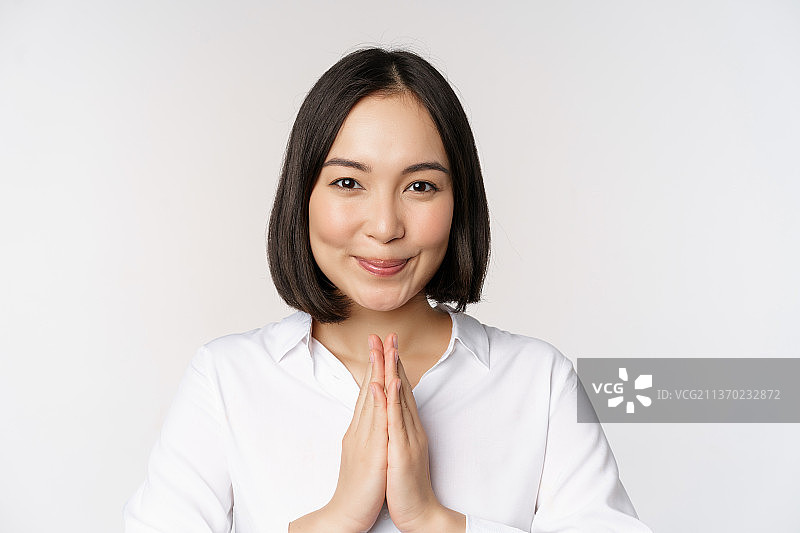 年轻日本女子展示合十礼，表达感谢图片素材