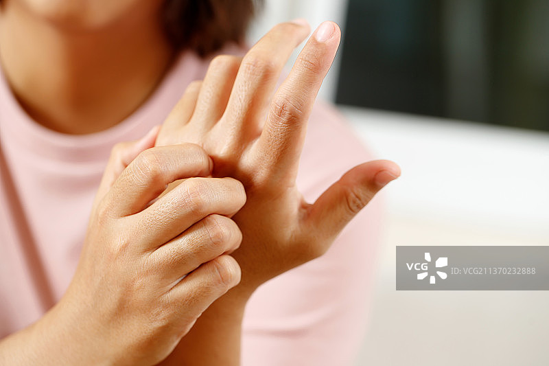 健康问题，手部瘙痒的妇女，妇女中部疼痛图片素材