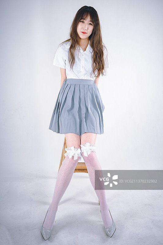 站在白色背景前的年轻女子肖像图片素材