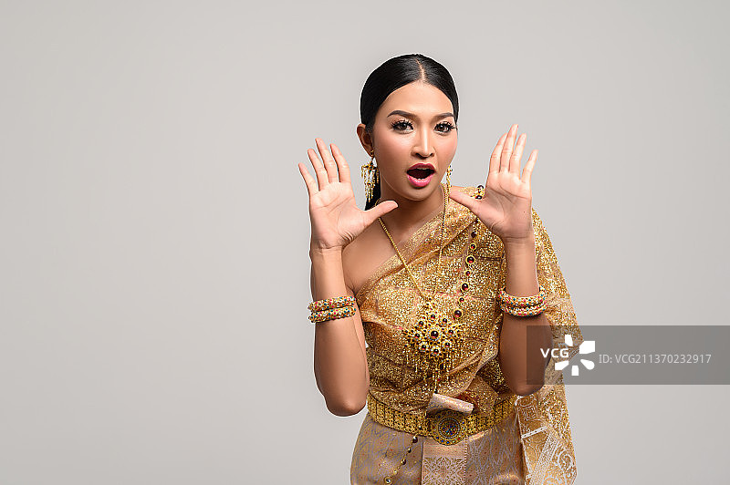 妇女穿着泰国服装，双手张开图片素材