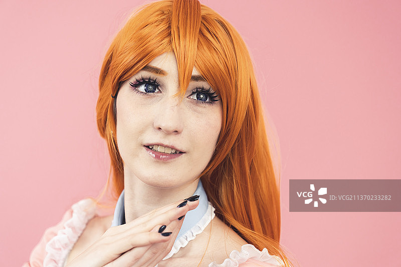 戴着彩色隐形眼镜的千禧年代角色扮演模特图片素材