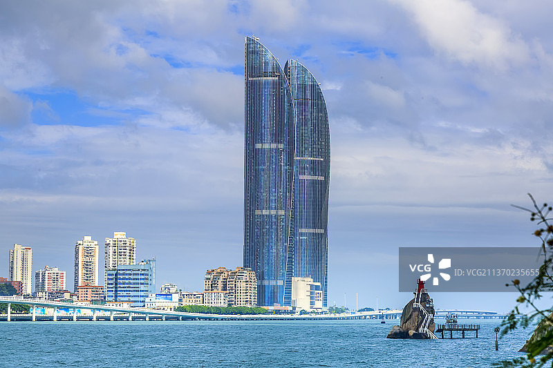 厦门海岸线双子塔特写图片素材