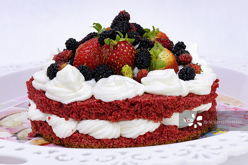 甜草莓蛋糕，桌子上蛋糕的特写图片素材