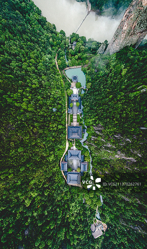 浙江丽水缙云县仙都风景区鼎湖峰黄帝祠宇全景与树木树林垂直角度航拍图片素材