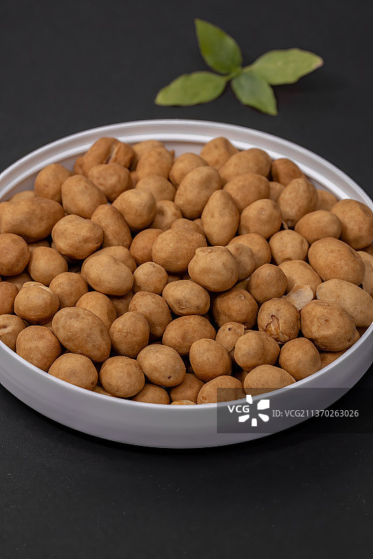 碗中带壳花生或日式花生，餐桌花生高角度视图图片素材