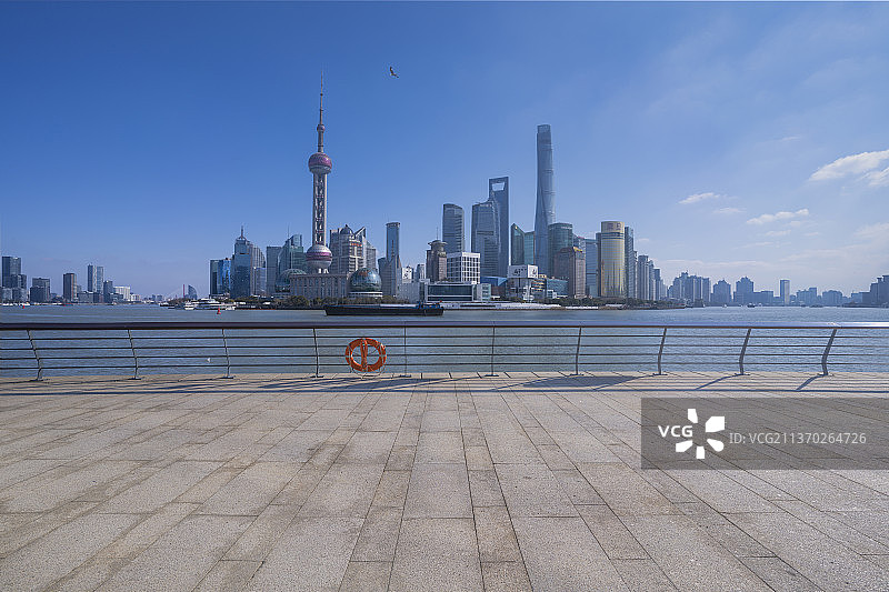 上海陆家嘴黄浦江广场上蓝天白云图片素材