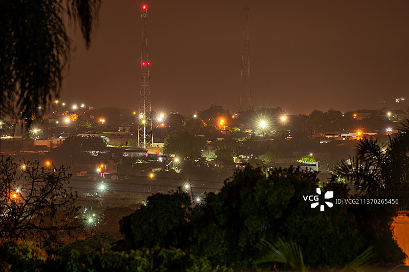 夜幕下的卡西兰迪亚城市夜景，高角度视角图片素材