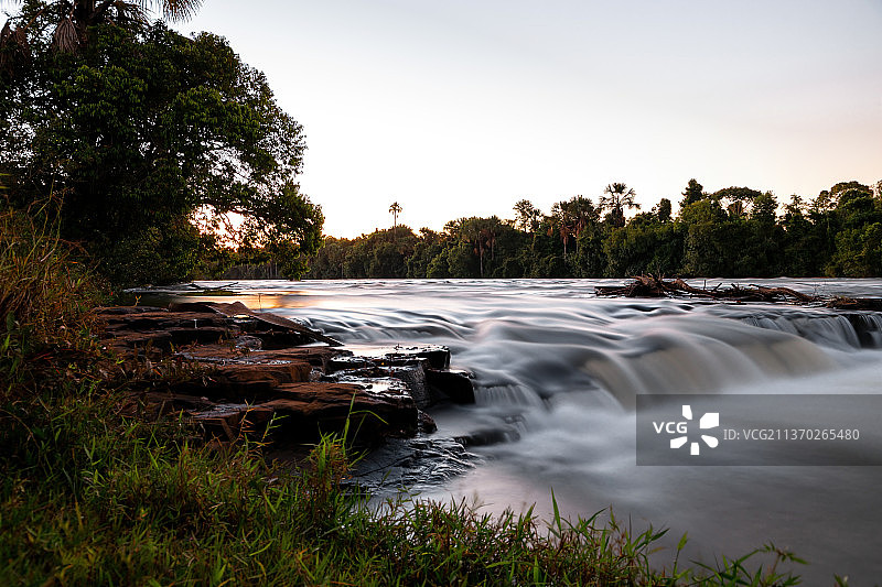 阿波雷河跳跃，以瀑布为背景的晴朗天空的风景图片素材