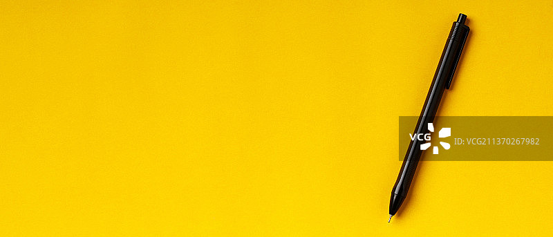 黄色背景上的钢笔和复制空间图片素材