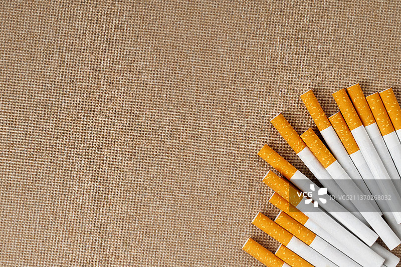 桌子上摆放着许多香烟和铅笔图片素材