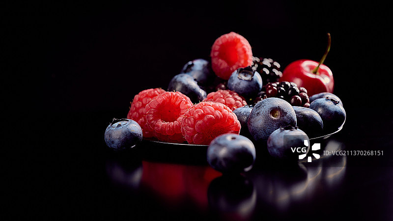 健康浆果，黑色背景下的浆果水果特写图片素材