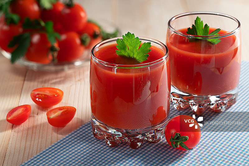 木桌上的乡村风番茄汁静物图片素材