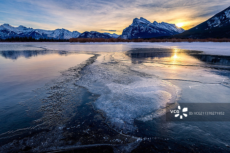 加拿大朱砂湖日落雪山湖泊风光图片素材
