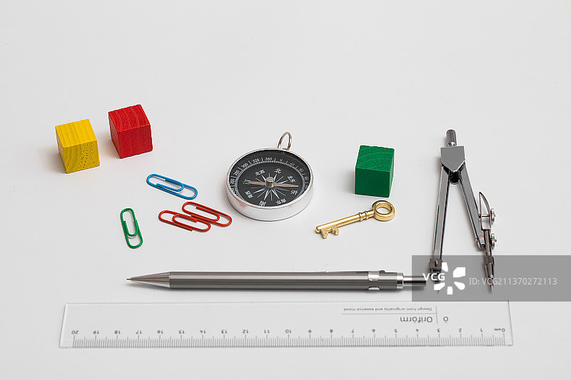 回形针，指南针，铅笔，计算器，圆规，积木，钥匙，圆珠笔，闹钟，办公用品图片素材