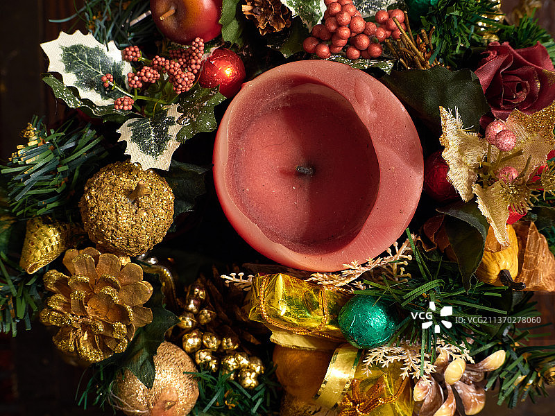 圣诞节花束，桌上的圣诞装饰特写图片素材