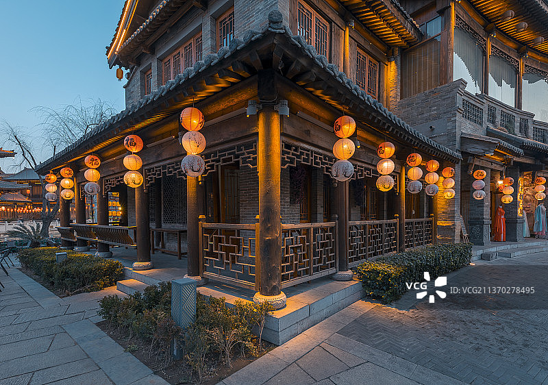 河南省洛阳市洛邑古城大红灯笼高高挂图片素材