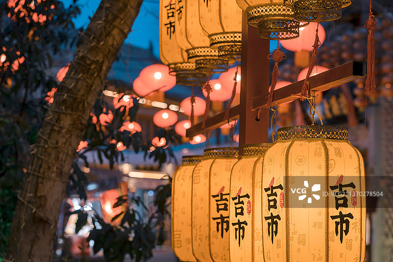 河南省洛阳市洛邑古城大红灯笼高高挂图片素材