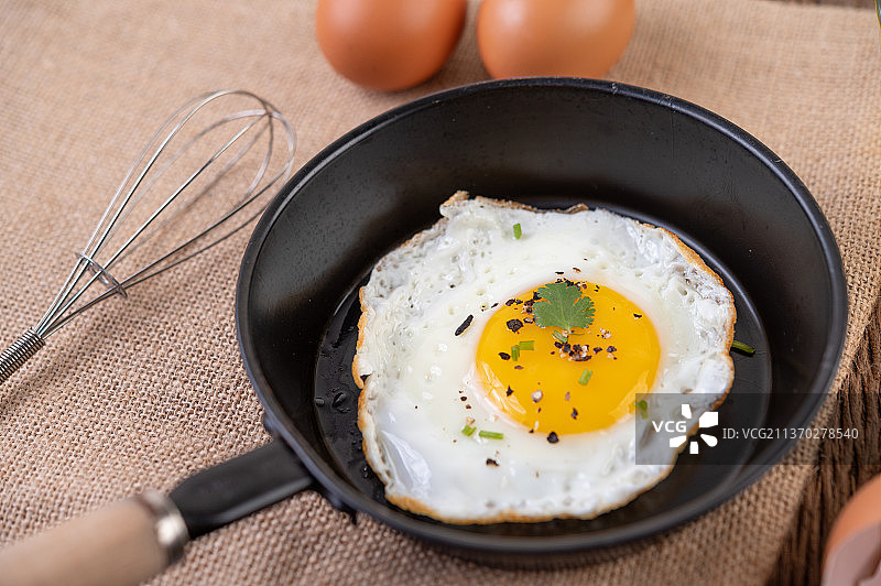 煎锅里的煎蛋和生鸡蛋，有益健康的有机食品图片素材