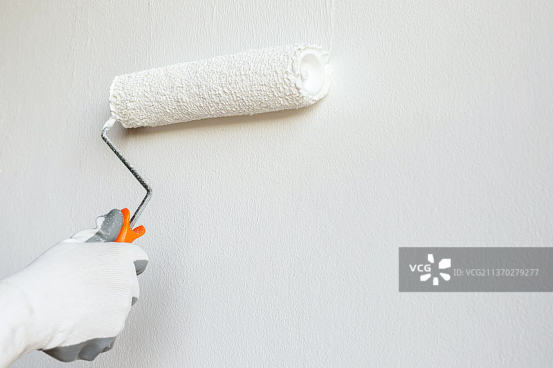 女子粉刷墙壁特写图片素材