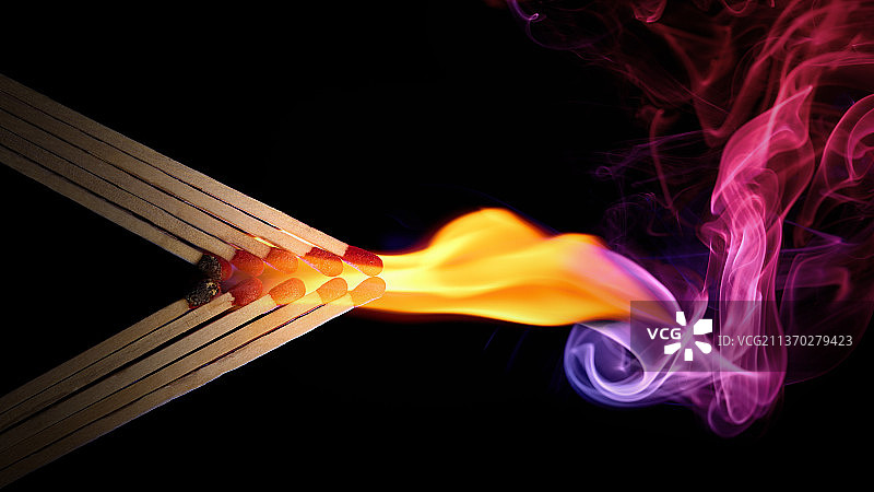 黑色背景下的火焰特写图片素材
