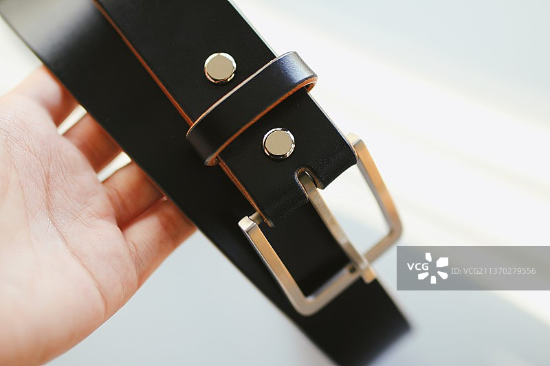 腰带和手持手机图片素材