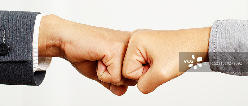 两位商人的手，在白色背景下握手的商务人士的裁剪图像图片素材
