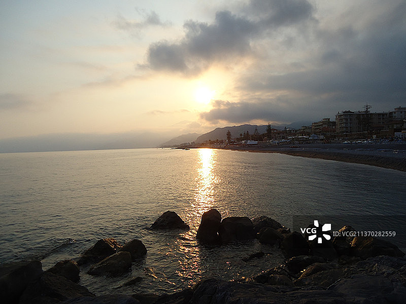 意大利因佩里亚博尔迪盖拉日落海景图片素材