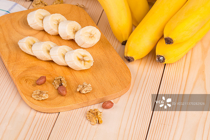 摩尔多瓦：木桌上的香蕉切片与坚果图片素材