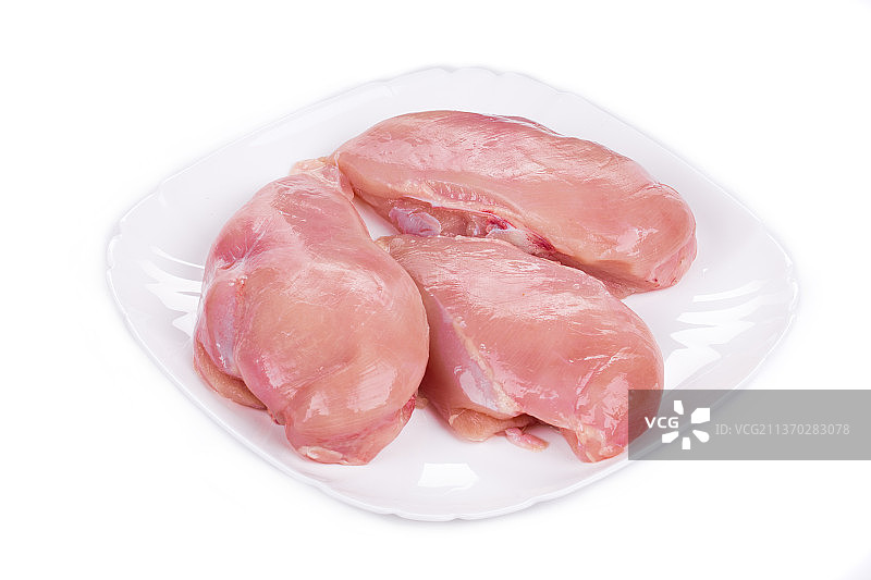 盘子里的生鸡胸肉片图片素材