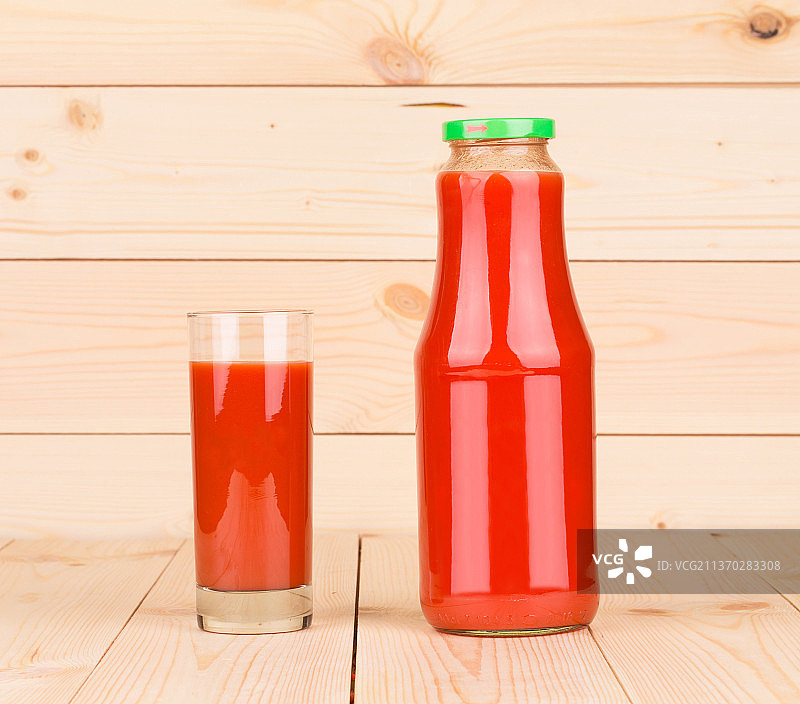装满番茄汁的玻璃杯和瓶子（摩尔多瓦）图片素材