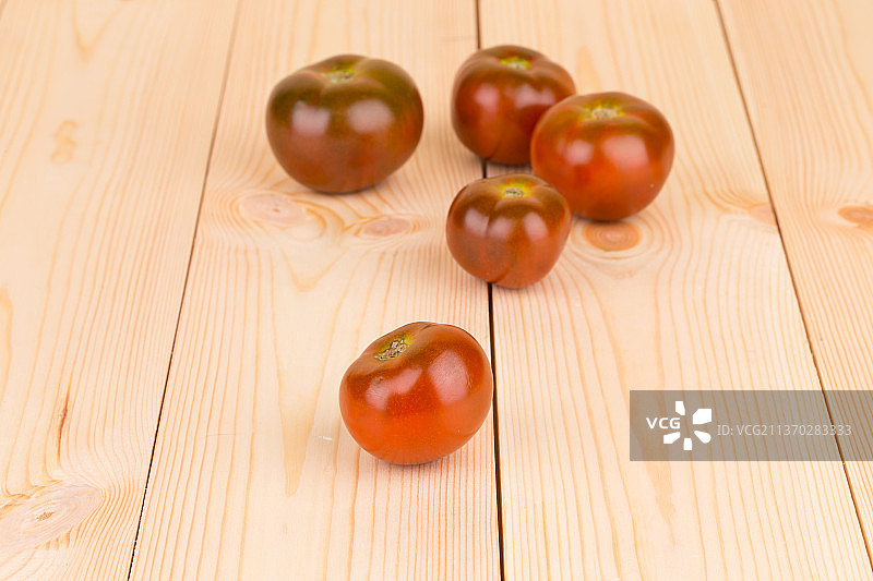 木桌上的新鲜番茄（摩尔多瓦）图片素材