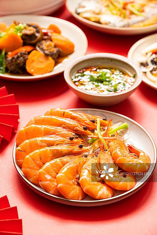 年夜饭中的白灼虾图片素材