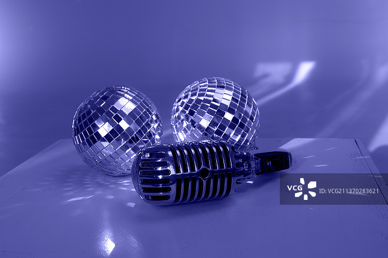 复古麦克风和两个镜面迪斯科球图片素材