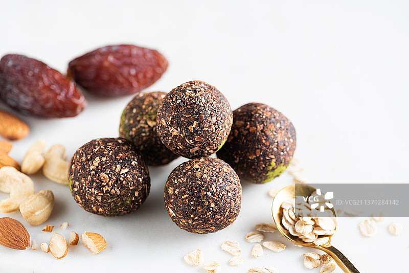 自制能量球、健康纯素松露和圣诞装饰特写图片素材