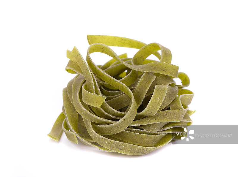 菠菜宽面，白色背景特写，摩尔多瓦图片素材