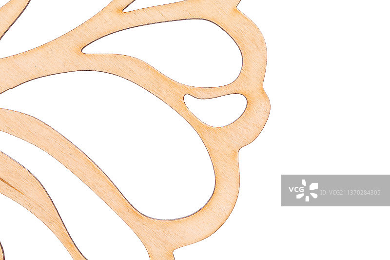 木制装饰品局部：摩尔多瓦白色背景上的棕色头发特写图片素材