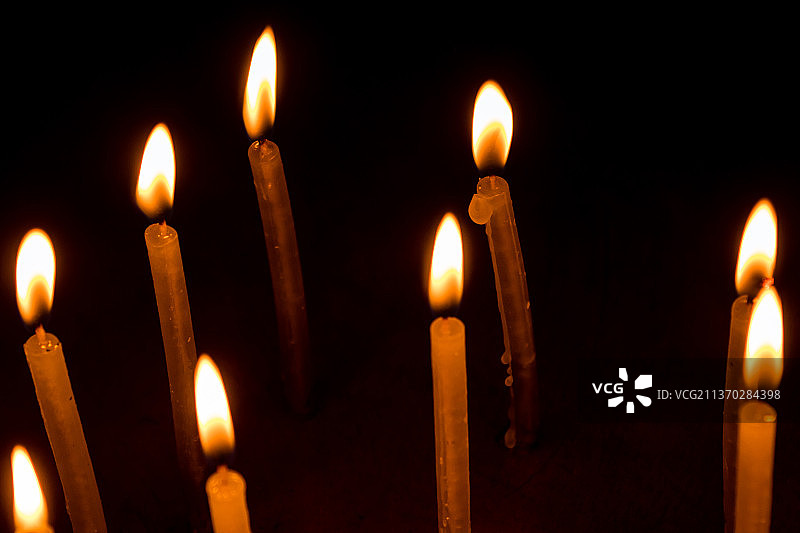 加尔各答夜间燃烧的蜡烛，印度西孟加拉邦图片素材